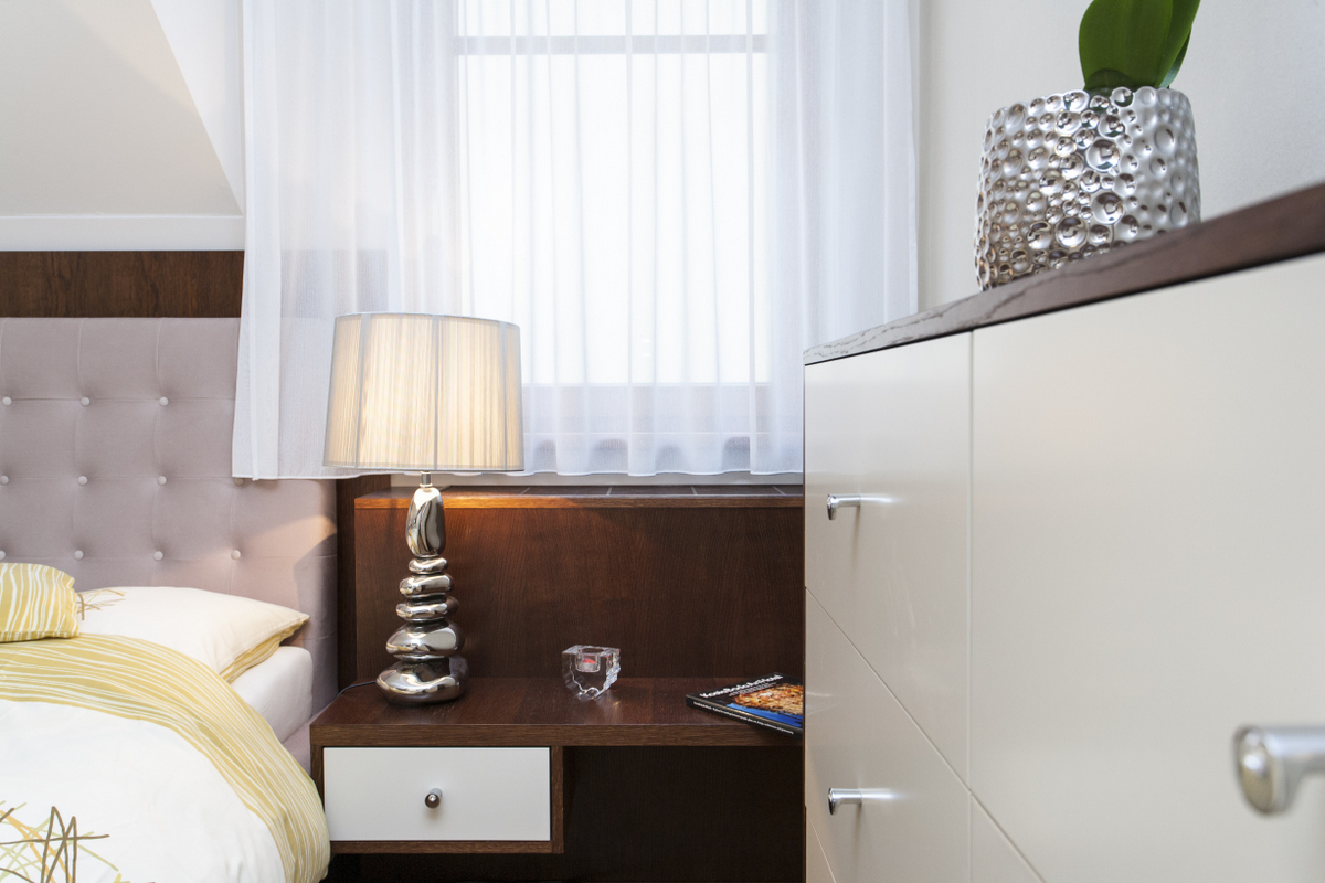 detail nočního stolkku